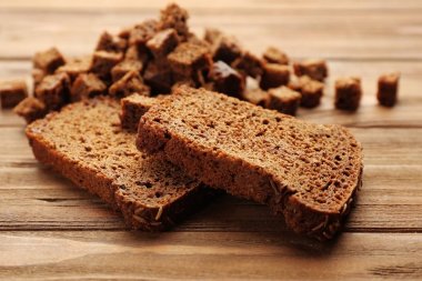 Çavdar ekmeği tohumları ile dilimlenmiş 