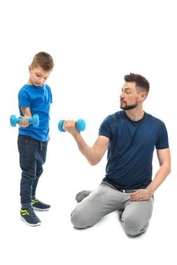 Baba ve oğul dumbbells ile