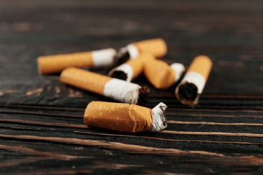 Sigara izmaritleri üzerinde ahşap