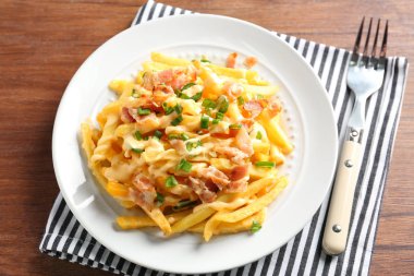patates kızartması pastırma ve soğan ile 