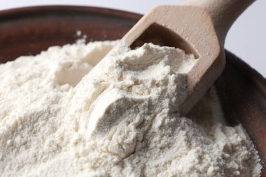 Un ve ahşap kepçe ile kase