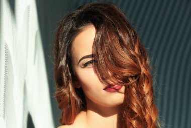 son moda saç modeli olan çekici kadın