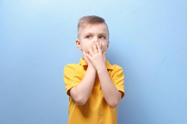 Şirin küçük çocuk. 