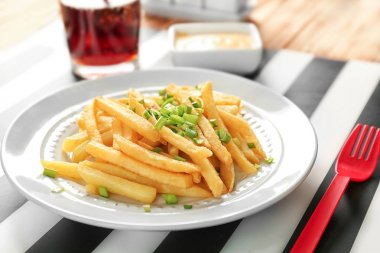 kızarmış patates soğan ile