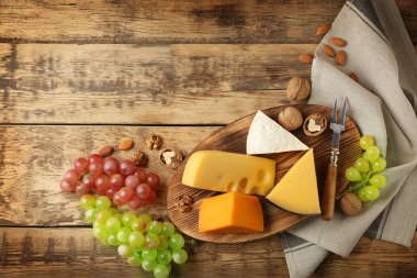 Lezzetli peynir, üzüm ve fındık