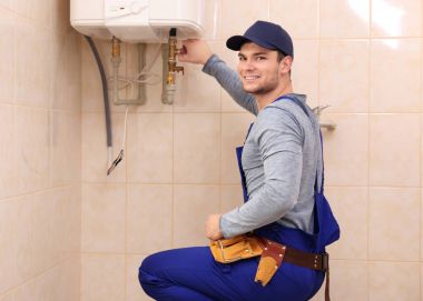 Tesisatçı tamir kazan içinde banyo