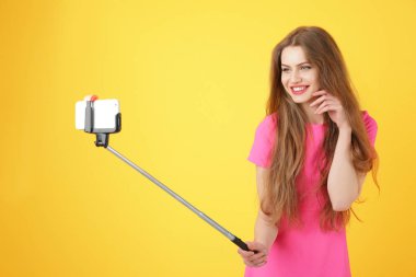 Güzel genç kadın alarak selfie  