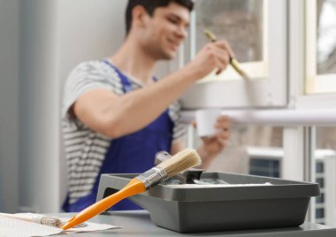 Arka plan olarak resim ve bulanık genç işçi için araç kümesi