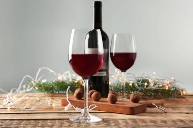 Kırmızı şarap, çikolata tatlı ve Noel dekorasyonları ahşap tablo