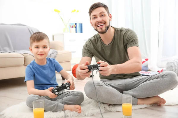 Père et fils jouant au jeu vidéo — Photo