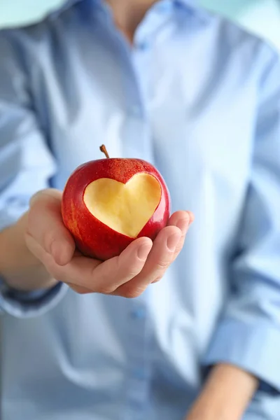 Mela con ritaglio a forma di cuore — Foto Stock