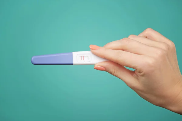 Graviditet test i hand — Stockfoto