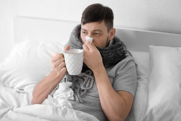 Άρρωστος άνθρωπος πίνοντας ζεστό τσάι — Φωτογραφία Αρχείου
