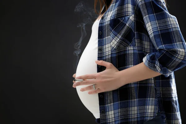 Těhotná žena kouření cigaret — Stock fotografie