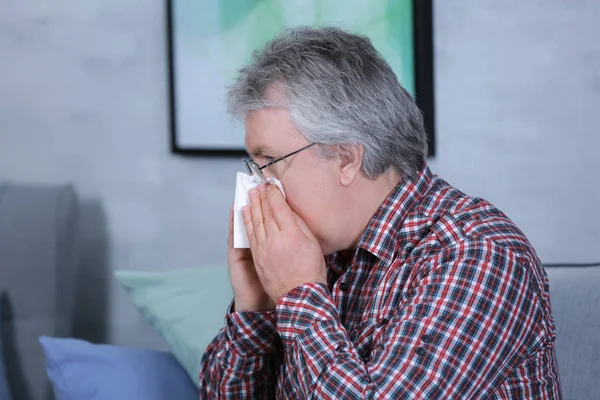 Hombre Mayor Que Sopla Nariz Tejido Casa — Foto de Stock