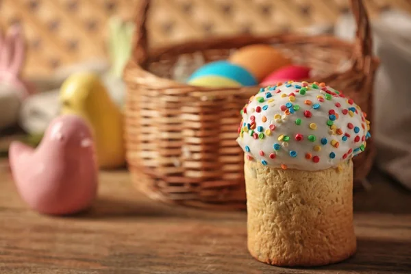 Gâteau de Pâques avec oiseau décoratif — Photo