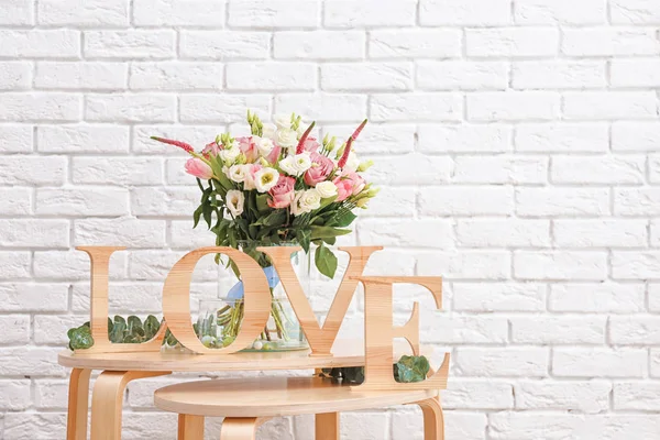 Chambre avec de belles fleurs — Photo