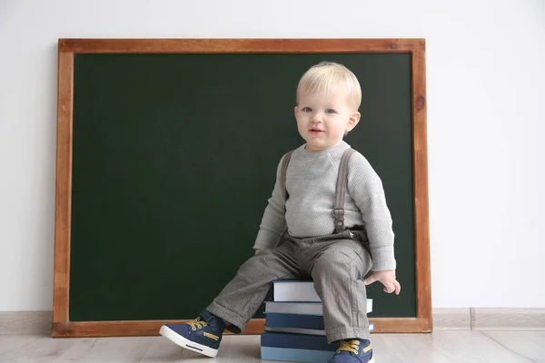 Pequeno menino bonito — Fotografia de Stock