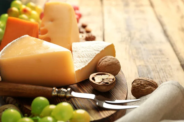 Köstlicher Käse, Trauben und Nüsse — Stockfoto