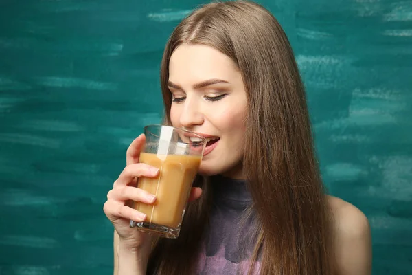 Donna con bicchiere di succo fresco — Foto Stock