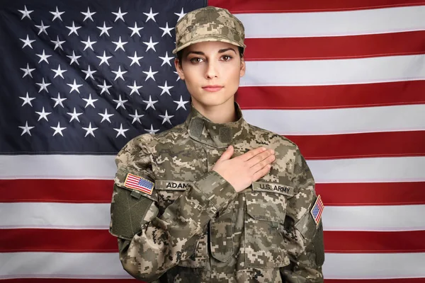 Женщина-солдат на фоне флага США — стоковое фото