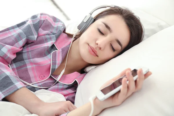 Jovem Mulher ouvindo música — Fotografia de Stock