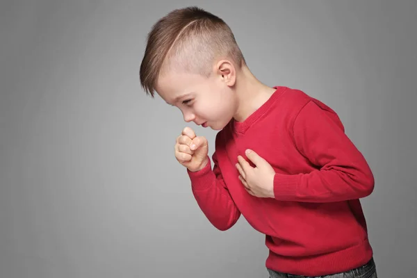 Schattige kleine jongen hoesten — Stockfoto