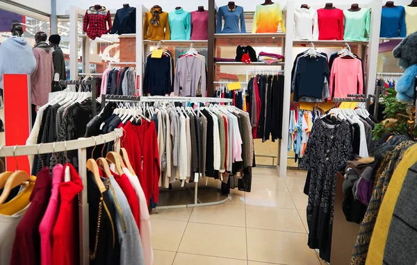 Oblečení v moderní obchod — Stock fotografie
