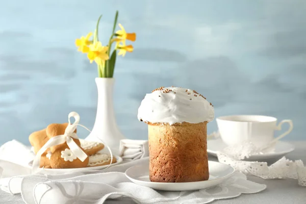 Красивая композиция с пасхальным тортом — стоковое фото