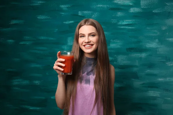 ジュースを飲んでいる若い女性は — ストック写真