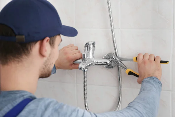 Plumber fixing faucet — Stock Photo, Image