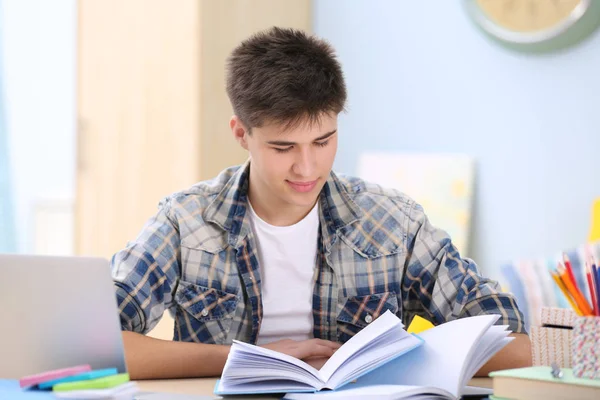 Adolescente estudando em casa — Fotografia de Stock