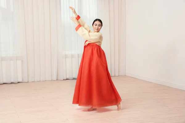 Vrouw in Koreaanse traditionele kostuum dancing — Stockfoto