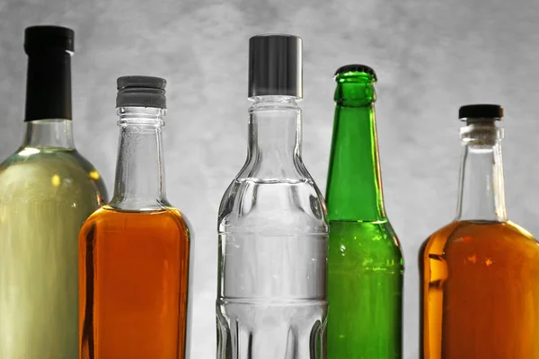 Diferentes botellas de vino y licores — Foto de Stock