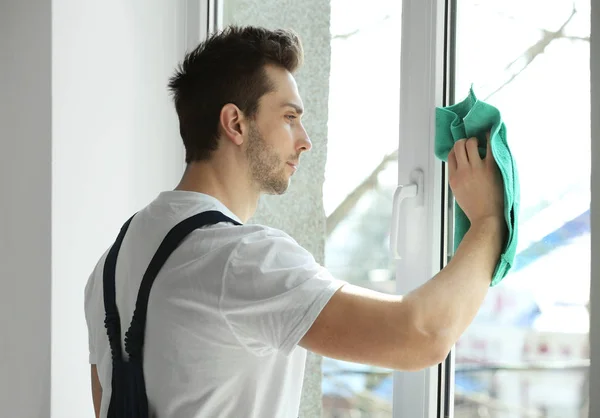 Hombre joven lavando ventana —  Fotos de Stock