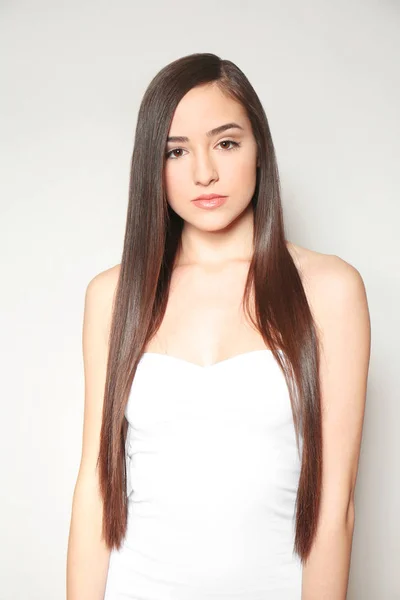 Молодая женщина с длинными прямыми волосами — стоковое фото