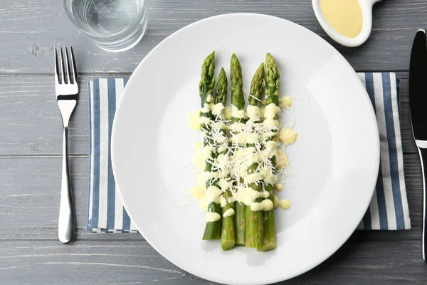Piatto bianco di deliziosi asparagi — Foto Stock