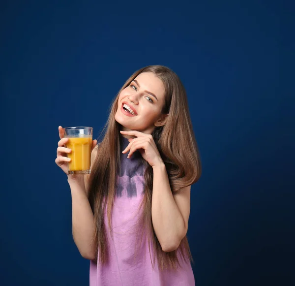 Молодая женщина со стаканом сока — стоковое фото