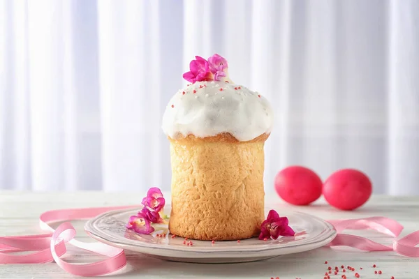 Prato com bolo de Páscoa e flores — Fotografia de Stock