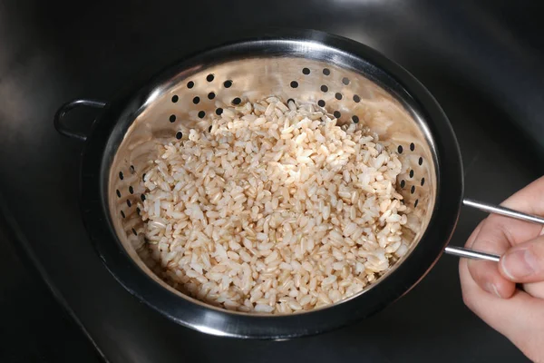 Колечка з коричневим рисом — стокове фото