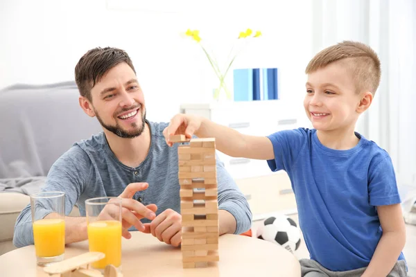 Padre jugando con hijo — Foto de Stock