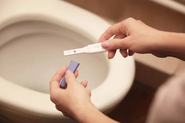 Pregnancy test in hands — Stock Photo, Image