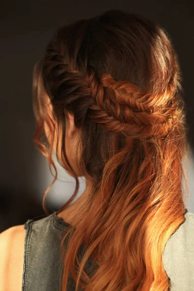 Mulher com belo penteado da moda — Fotografia de Stock