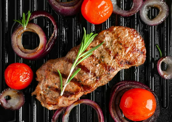 Steak grillé au romarin aromatique et tomates — Photo