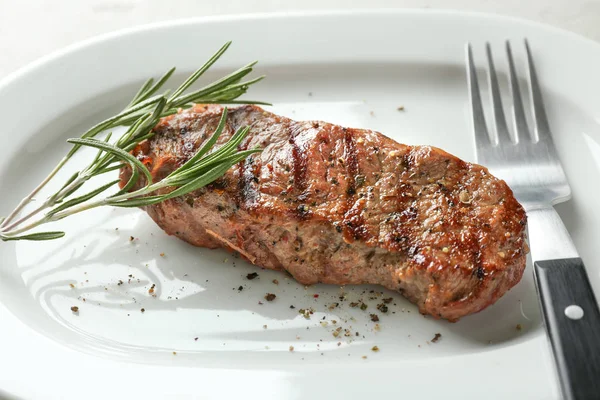 Bife grelhado delicioso com alecrim aromático — Fotografia de Stock