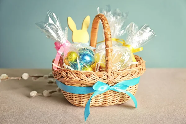 Koszyk wielkanocny ze słodyczy i prezenty — Zdjęcie stockowe