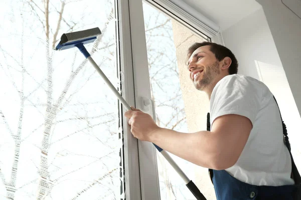 Hombre joven lavando ventana —  Fotos de Stock