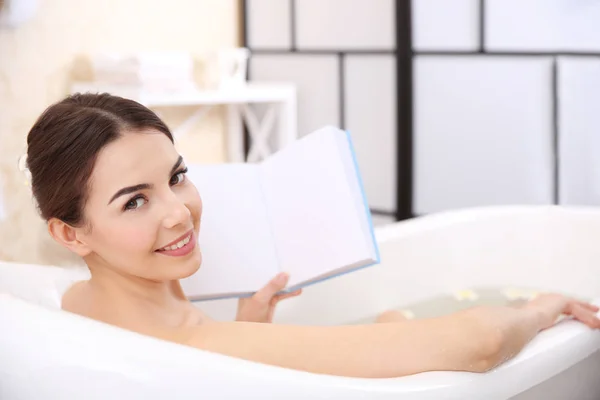 Woman reading book — Stock Photo, Image