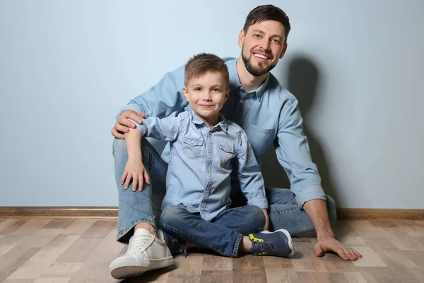 Vader en zoon zittend op de vloer — Stockfoto