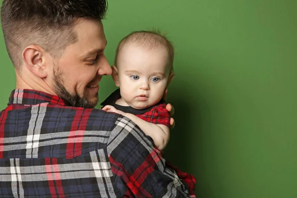 Vader poseren met schattige baby dochter — Stockfoto